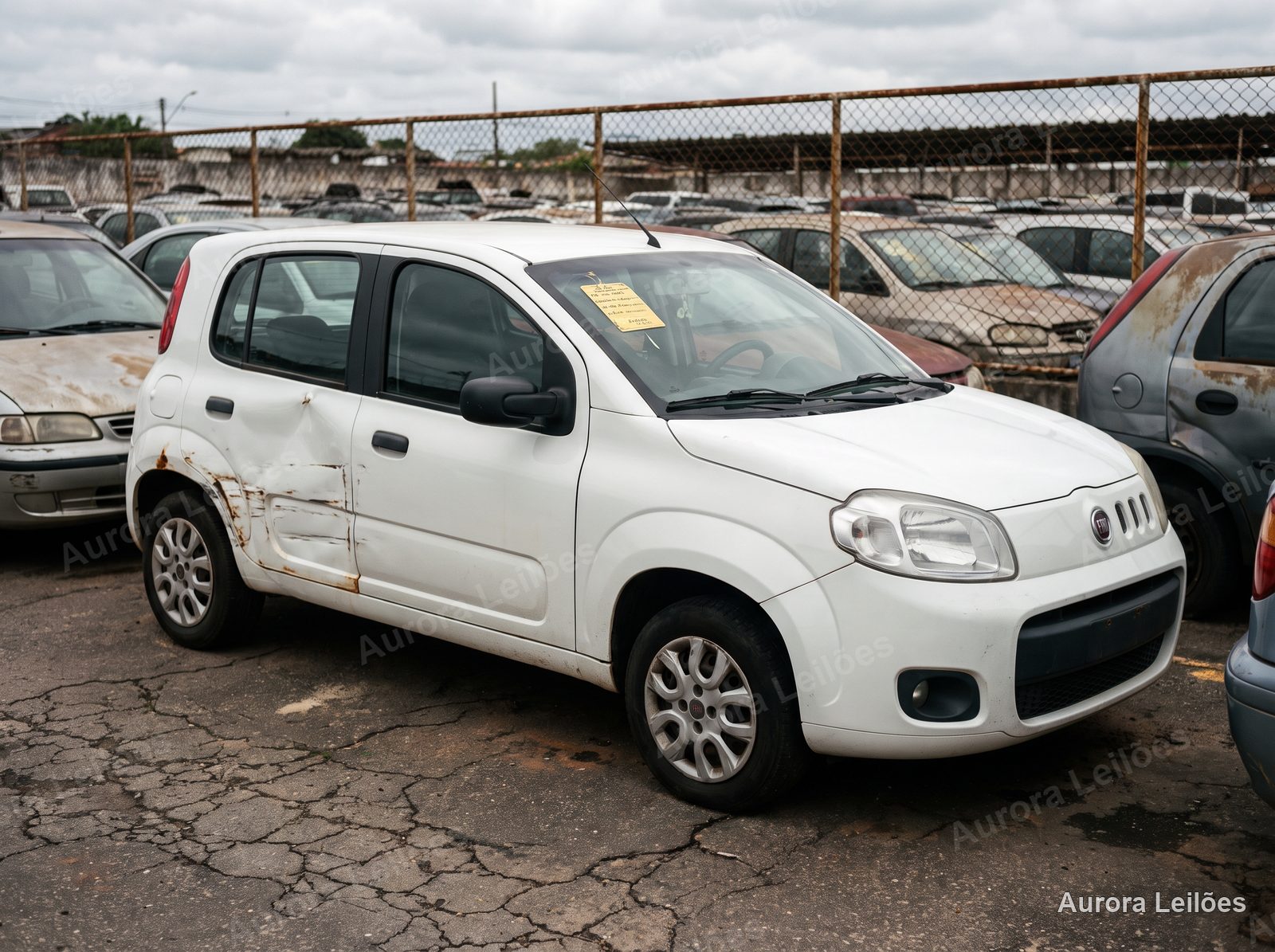 Hatch 1.6, 2016, branco, com avaria na lateral